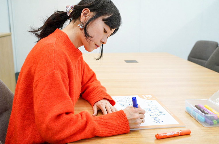 森　梨絵さんがメッセージを書いている様子