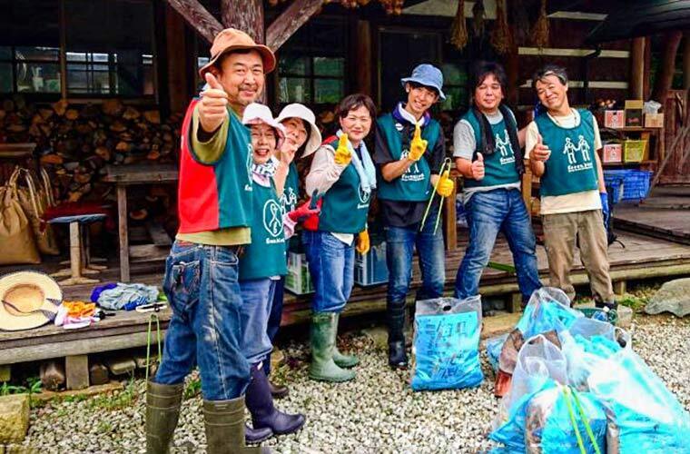 川での活動のようす