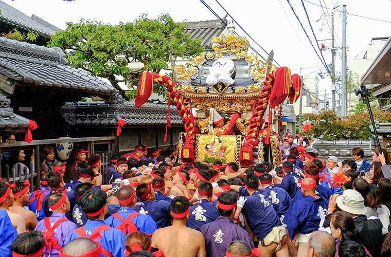 本格的に任された妻鹿屋台の漆塗り