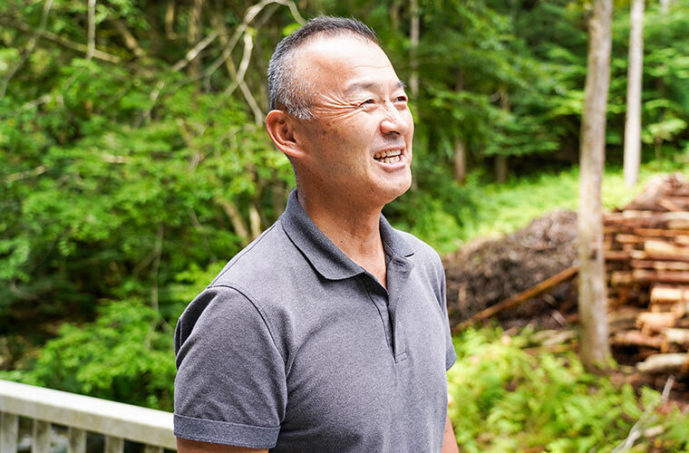 森林で、山田尚弘(やまだ なおひろ)さんがインタビューを受けておられる様子