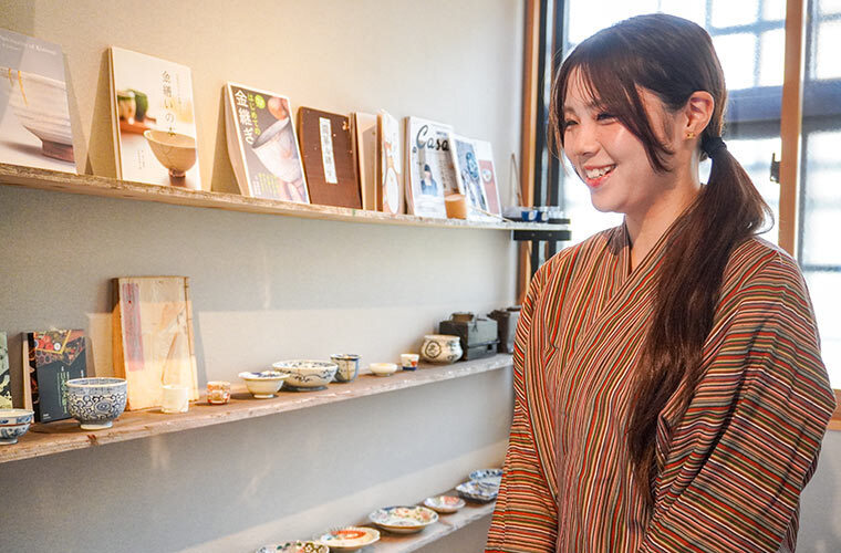 インタビューに答える高田さんのようす