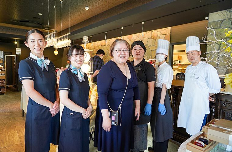 お店を支える仲間たちとの写真
