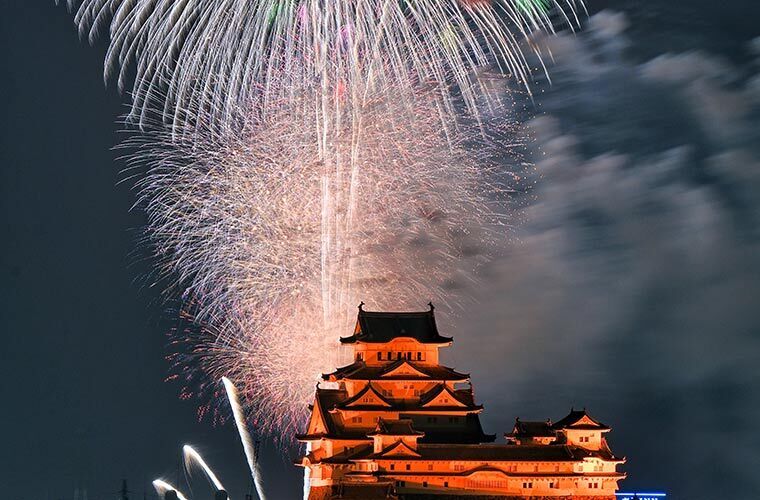 制作した花火打ち上げのようす