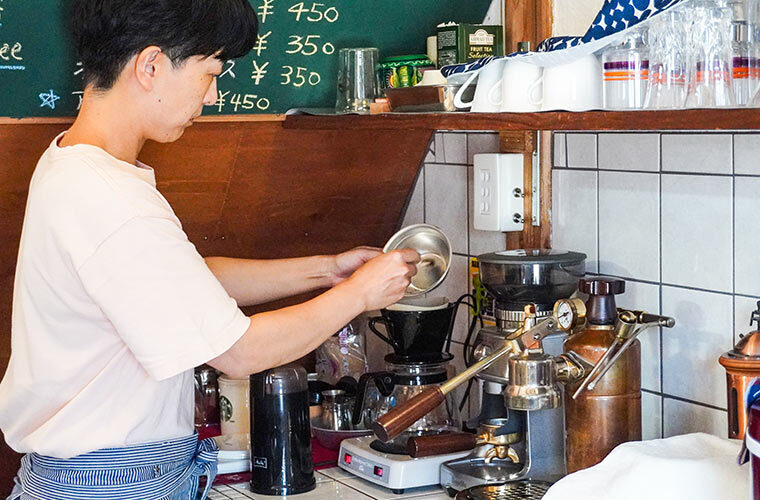 工房と併設しているカフェでのようす