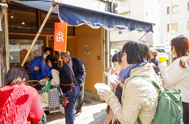 毎月開催している朝市のようす