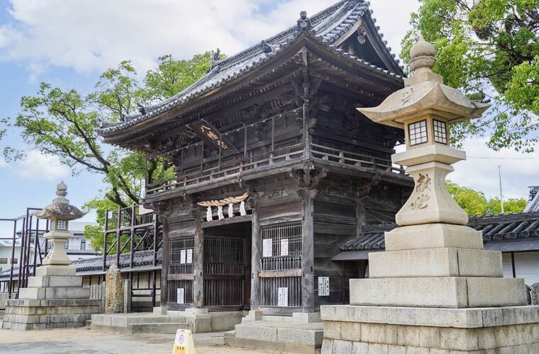 松原八幡神社の前にお店を構える
