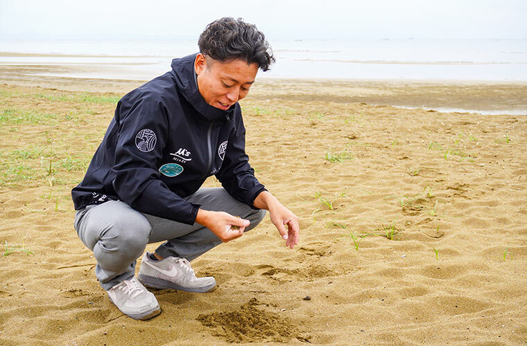 白浜海岸の思い出をはなす矢野さんのようす