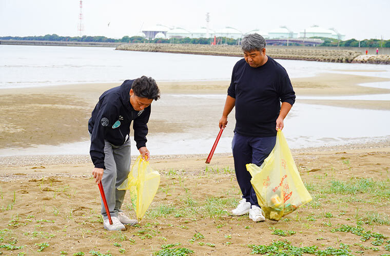 海岸でごみ清掃活動をする矢野さんのようす
