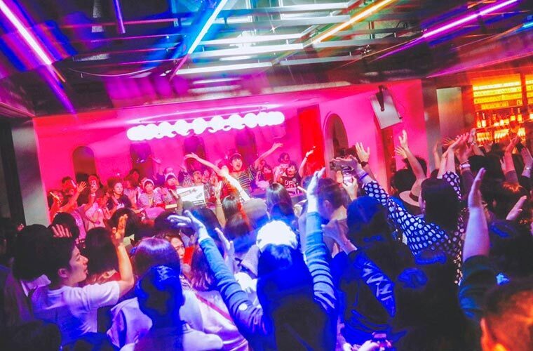 DJブースにたつChiMyさん