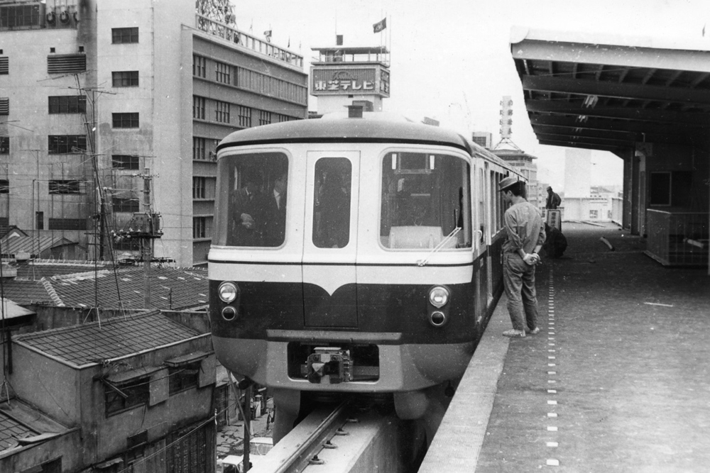 開業当時の姫路駅でのモノレール列車