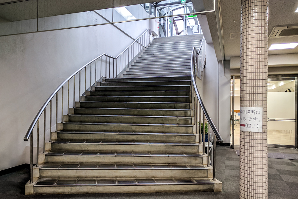 屋上からモノレール手柄山駅への出入り口に通じていた階段の様子
