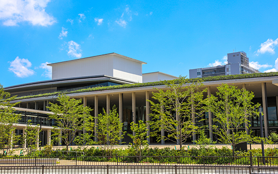 令和３年９月に誕生した姫路市文化コンベンションセンター「アクリエひめじ」。コンサートや展示館、国際会議などさまざまなイベントが催されています。