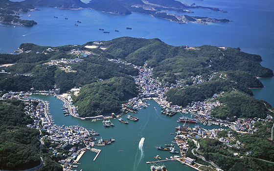 瀬戸内海播磨灘の中央に位置する40余の島々からなる家島諸島。漁業、海運業が盛ん。