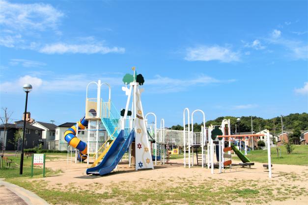苫編バイパス南公園の複合遊具