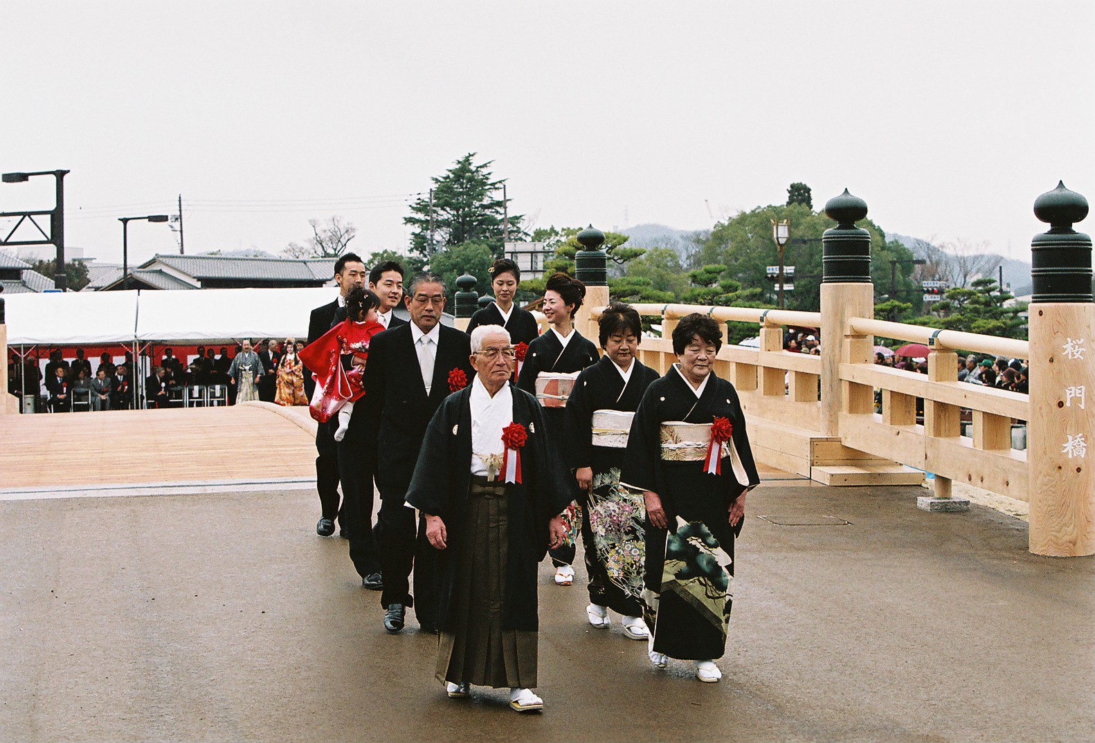 三世代夫婦が橋を渡っている写真