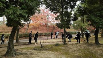 姫山公園を清掃している写真