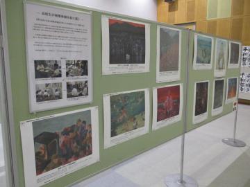 館内に被爆体験証言者と高校生との共同制作による原爆の絵の資料が展示されている様子
