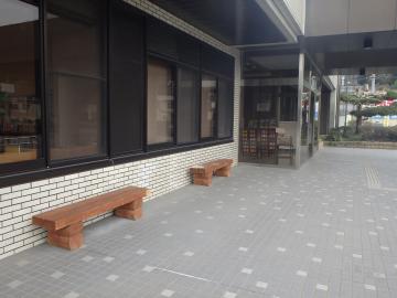 夢前事務所の木製丸太ベンチ