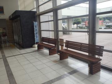 北部市民センターの木製ベンチ