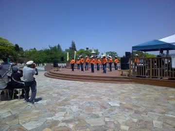 アマチュアグループが、ステージでダンスを披露している様子