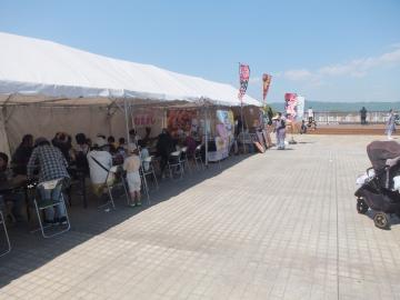 広場に移動販売車が集まり、飲食物を販売している様子