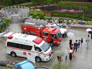 広場に救急車や消防車などの、はたらく車が集まっている様子