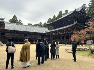 境内を見学する様子