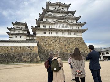 姫路城を見上げている様子