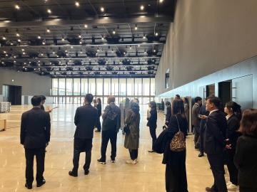 展示場を視察する様子