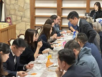 和菓子をつくっている様子