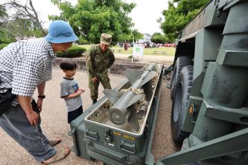 陸上自衛隊姫路駐屯地の装備品展示の様子