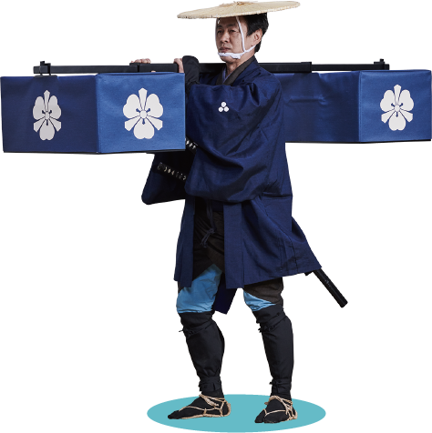 両掛挟箱の衣装を着用した人