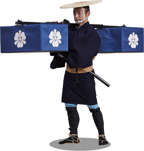 両掛挟箱の衣装を着用した人