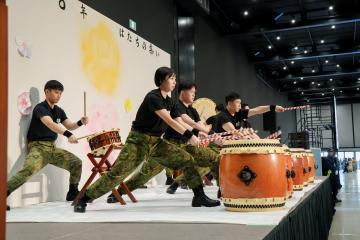 陸上自衛隊の和太鼓演奏の様子