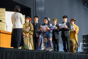 はたち代表がはたちの誓いを読み上げている様子