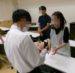 学生が赤ちゃん抱っこの体験をしている様子