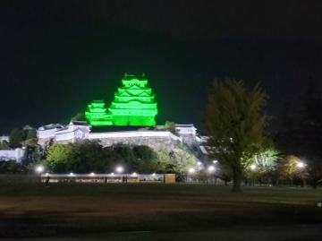 姫路城をグリーンライトアップしている様子