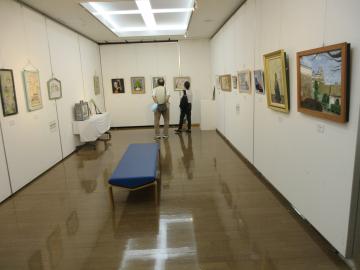 シニア作品展会場で出展作品を展示している様子その3
