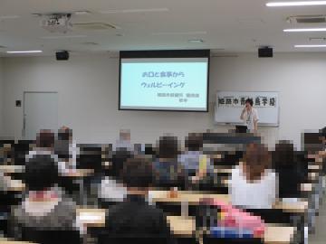 姫路市青い鳥学級の令和7年度音楽講座「お口と食事からウェルビーイング」の様子