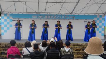 ステージパフォーマンス（フラダンス）の様子