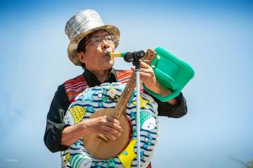 演奏するマエストロ足立
