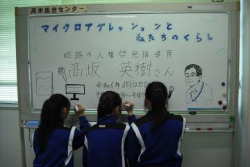 生徒による人権講演会の演題作成の様子