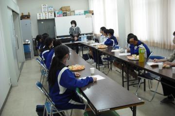 地域包括支援センターの職員による事業説明を受ける様子