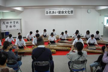 花田中学校筝曲部による琴の演奏の様子