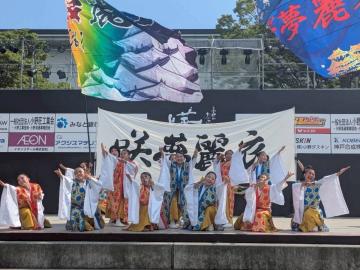 ステージ上でさむらいが演技している様子
