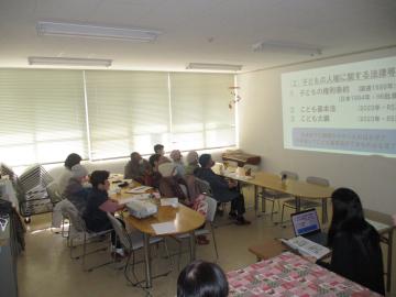 講座でスライドを見ている様子