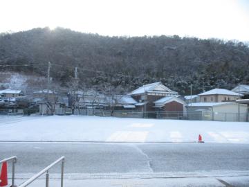 雪で真っ白なセンターの庭