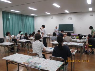工作教室　みなさん熱心に説明を聞いています