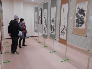 水墨画クラブ展示を見ている様子