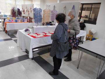 手芸科展示を見ている様子